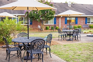 Courtyard back patio and trees at Piedmont Post Acute